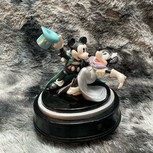 Mickey Minnie We're Steppin' Out!
Music Box Disney